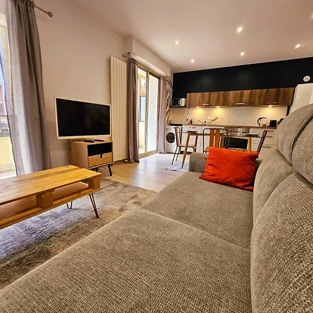 Apartment T2 Avec Balcon - Rue Royale 5min Du *